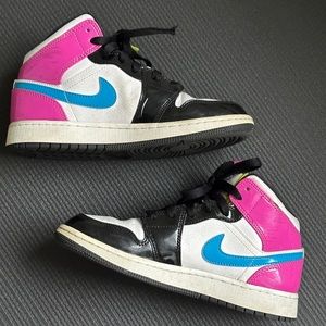 2020 air Jordan mid SE cyber active fuchsia size 4
